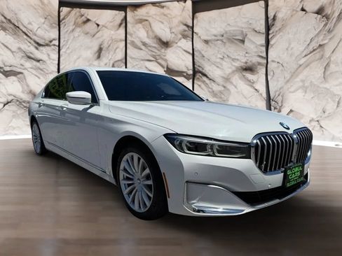 Used 2022 BMW 740i w/ Premium Package RWD image 4