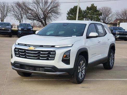 New 2026 Chevrolet Equinox LT image 2