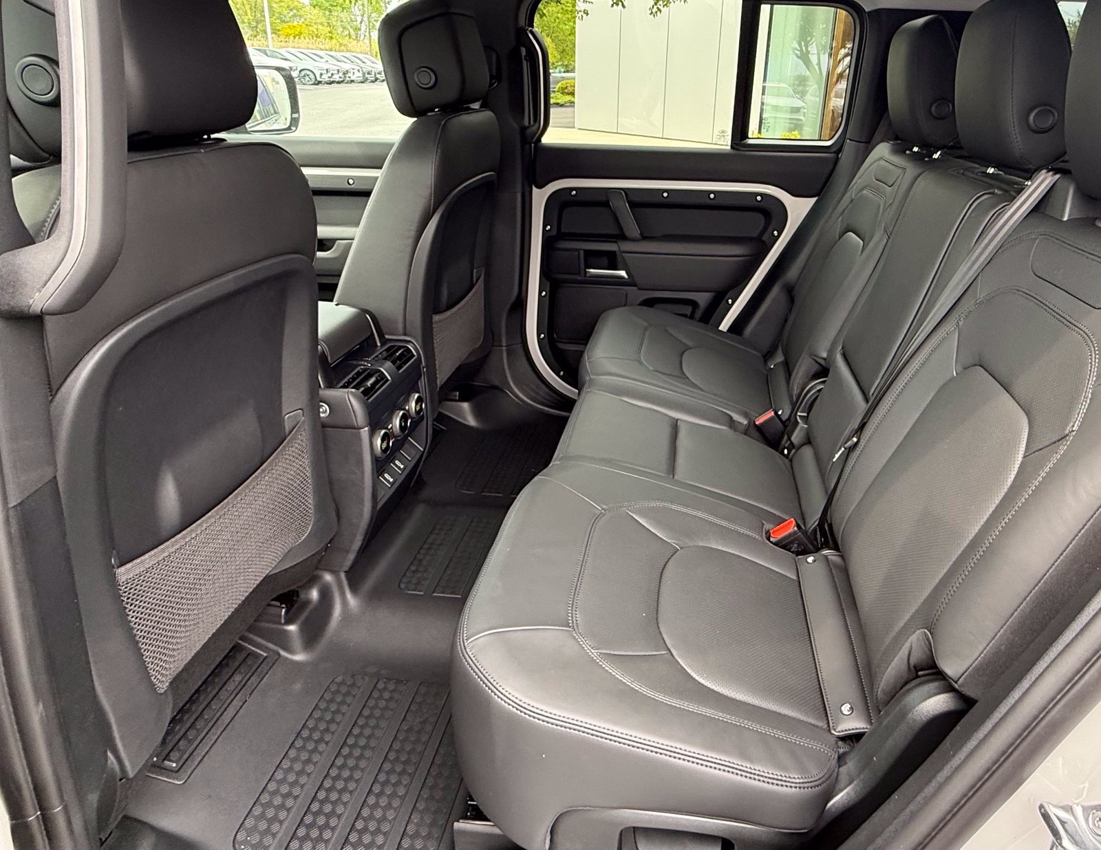 New 2026 Land Rover Defender 110 X-Dynamic SE AWD/4WD image 14