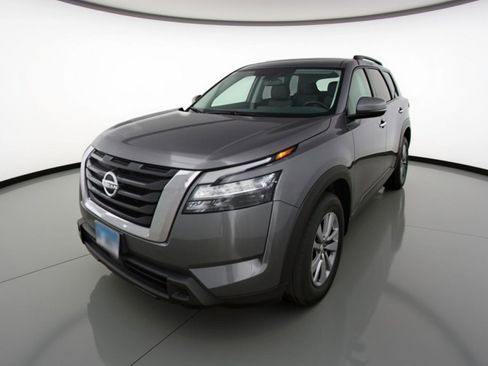 Used 2025 Nissan Pathfinder SV image 3