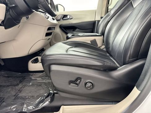 Used 2023 Chrysler Pacifica Touring-L FWD image 20