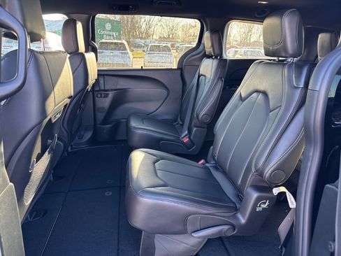 New 2026 Chrysler Pacifica Select image 7