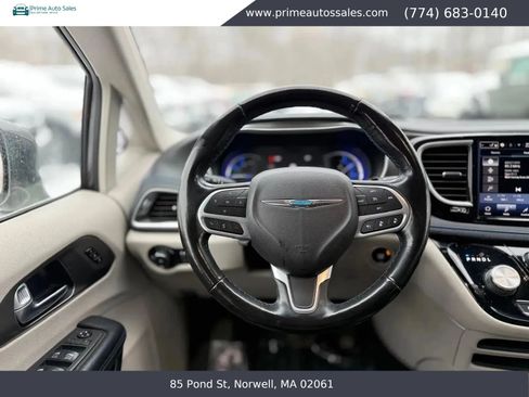 Used 2021 Chrysler Pacifica Touring-L FWD image 18