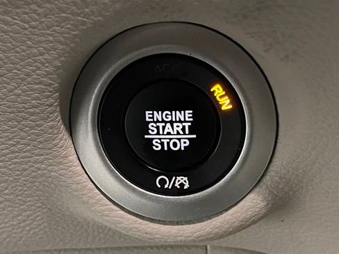 Used 2023 Chrysler Pacifica Limited FWD image 30