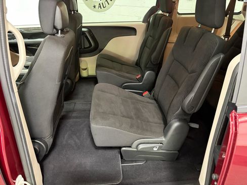 Used 2019 Dodge Grand Caravan SE FWD image 25