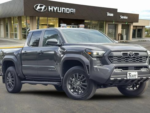 Used 2025 Toyota Tacoma TRD Off-Road AWD/4WD image 2