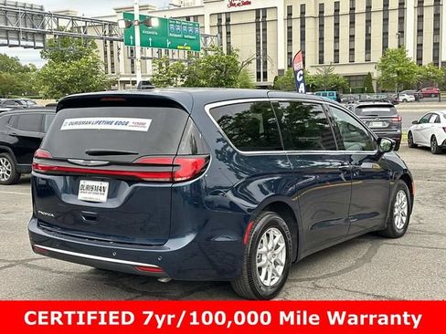 Used 2025 Chrysler Pacifica Select FWD image 3