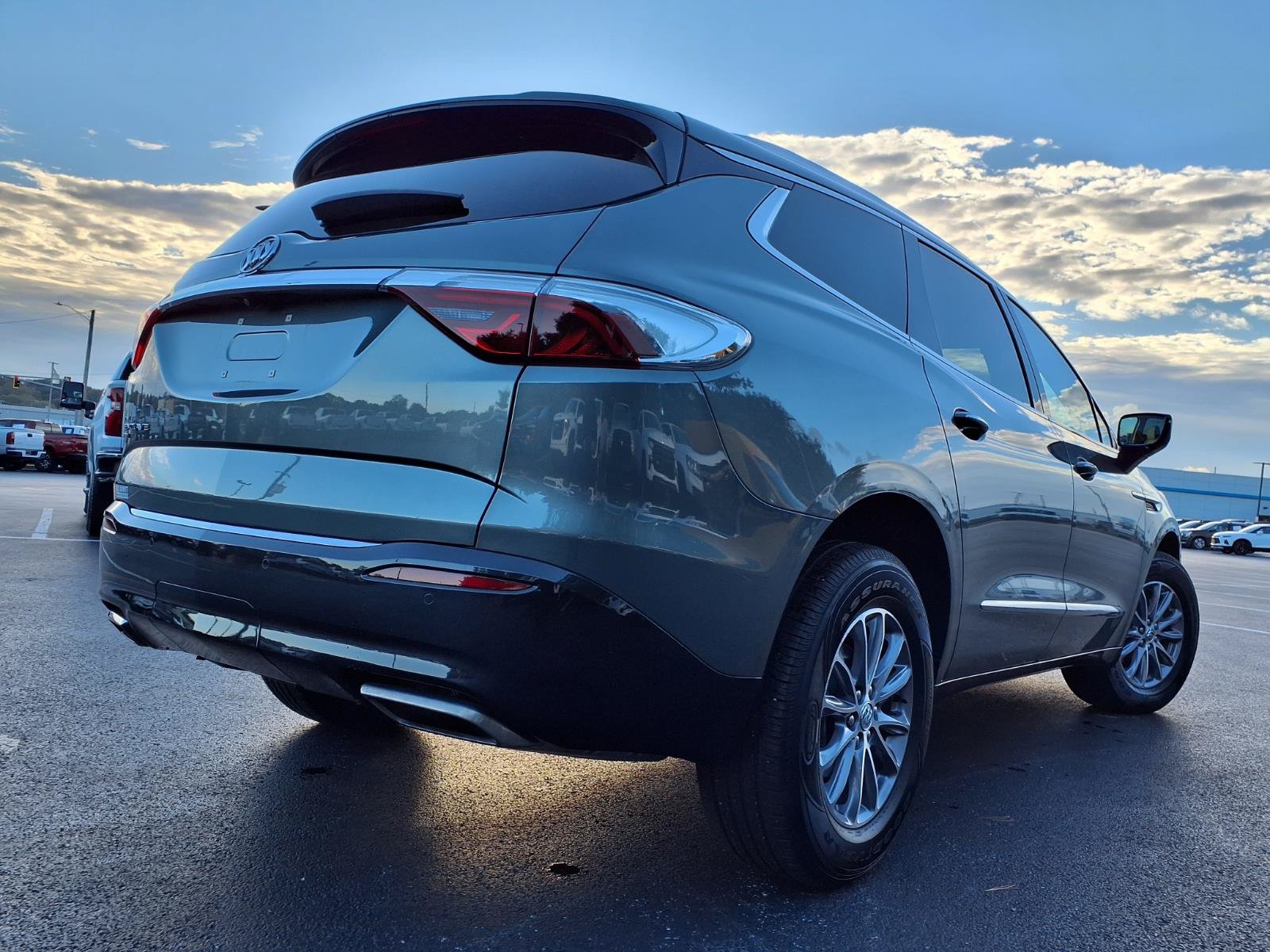 Used 2023 Buick Enclave Essence AWD/4WD image 32