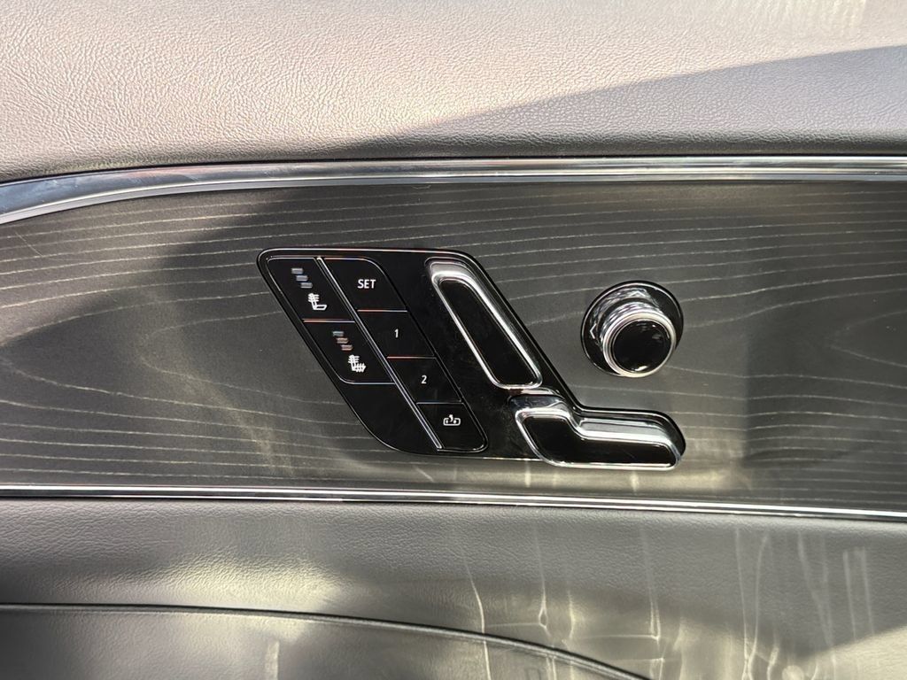 Used 2024 Cadillac Lyriq Luxury AWD/4WD image 10