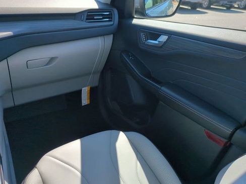 Used 2025 Ford Escape SE w/ PHEV Premium Package FWD image 17