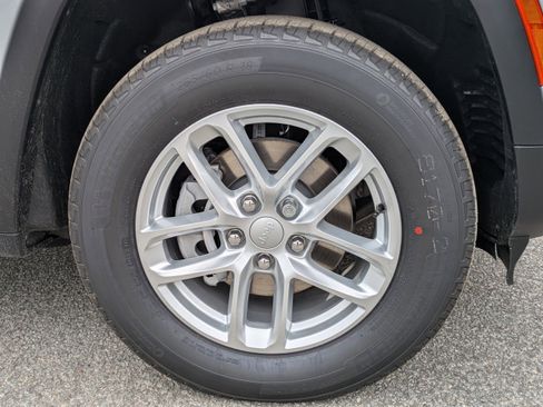 New 2025 Jeep Grand Cherokee Laredo X w/ Luxury Tech Group I image 10