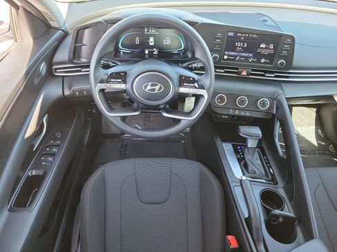 Certified 2025 Hyundai Elantra SE FWD image 7
