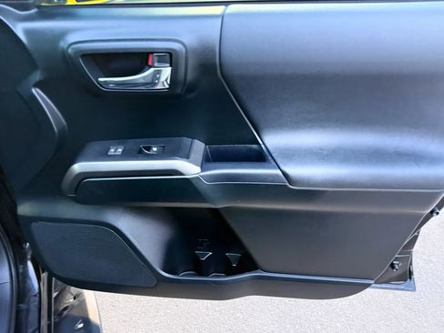 Used 2017 Toyota Tacoma TRD Off-Road AWD/4WD image 23