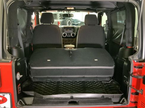 Used 2017 Jeep Wrangler Sahara w/ Connectivity Group AWD/4WD image 34