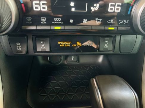 Used 2022 Toyota RAV4 SE w/ Convenience Package AWD/4WD image 60