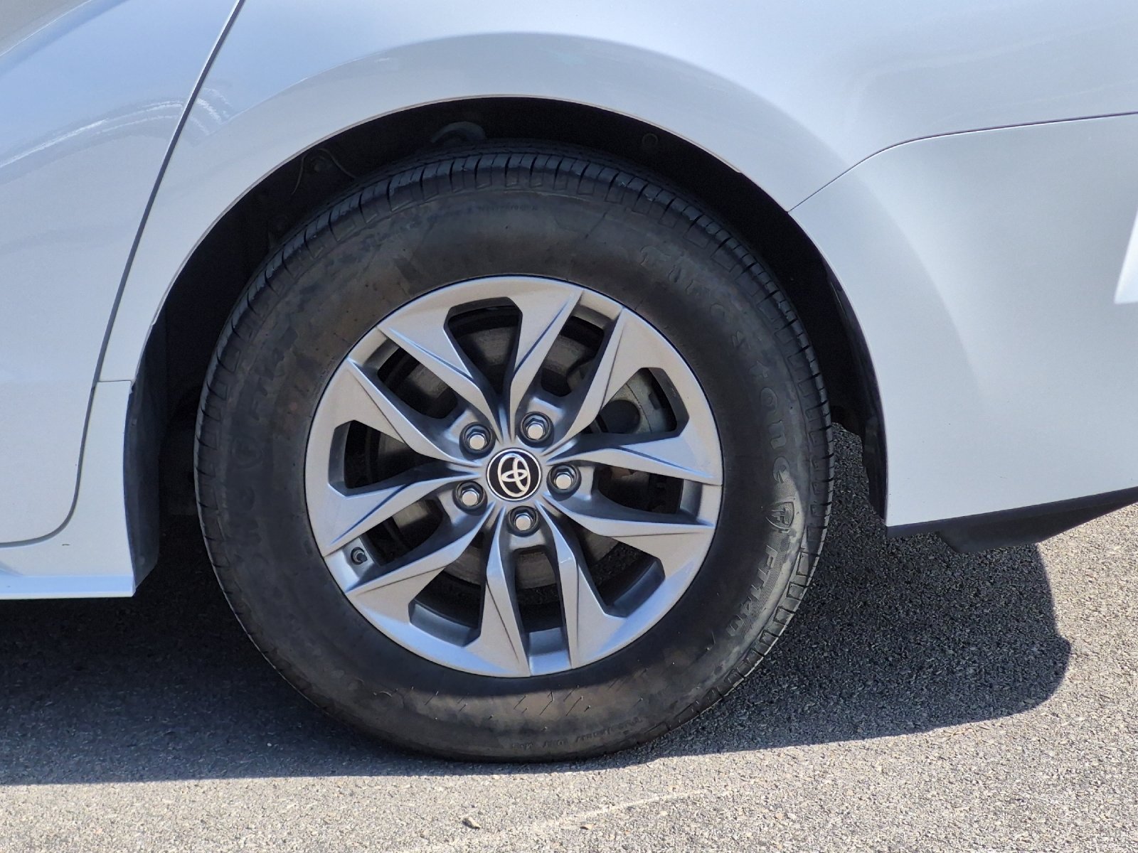 Used 2025 Toyota Sienna XLE FWD image 25