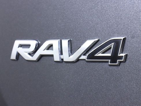 Used 2018 Toyota RAV4 LE image 33