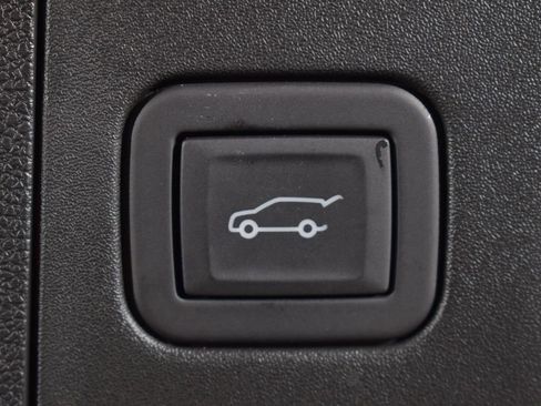 Used 2024 Cadillac XT4 Luxury w/ Cold Weather Package image 6