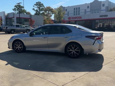 Used 2023 Toyota Camry SE image 3