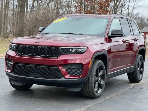 Used 2024 Jeep Grand Cherokee Altitude AWD/4WD image 43