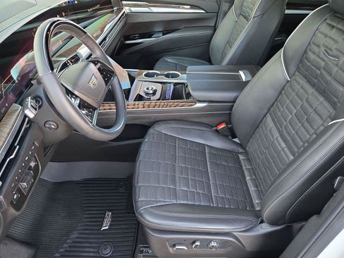 Used 2026 Cadillac Escalade Platinum Luxury w/ LPO, Floor Liner Package AWD/4WD image 11