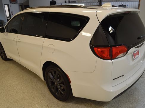 Used 2019 Chrysler Pacifica Touring-L Plus w/ S Appearance Package image 5