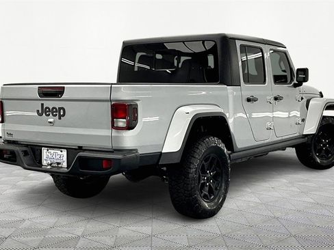 Used 2022 Jeep Gladiator Willys image 2