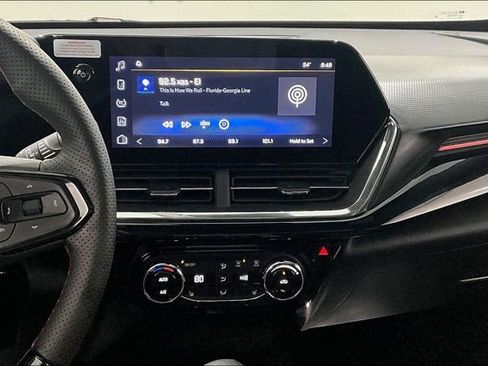 Used 2025 Chevrolet Trax RS w/ Sunroof Package image 9