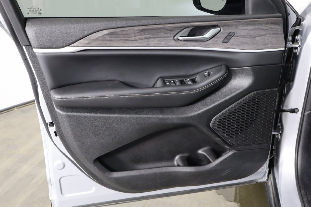 Used 2024 Jeep Grand Cherokee Limited AWD/4WD image 19