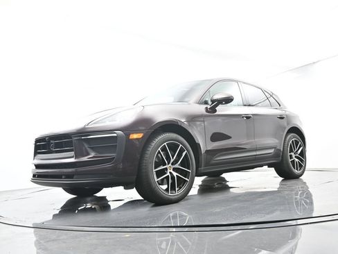 Certified 2025 Porsche Macan AWD/4WD image 43
