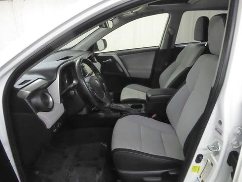 Used 2018 Toyota RAV4 LE image 21