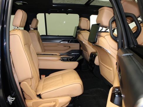 Used 2025 Jeep Grand Wagoneer Series III w/ Rear Seat Video Group 1 AWD/4WD image 12