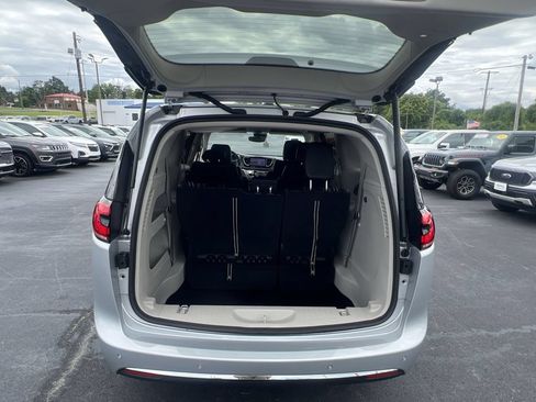 Used 2023 Chrysler Pacifica Touring-L AWD/4WD image 29