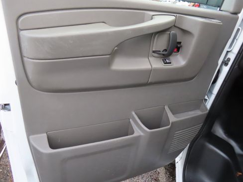 Used 2015 Chevrolet Express 2500 image 6