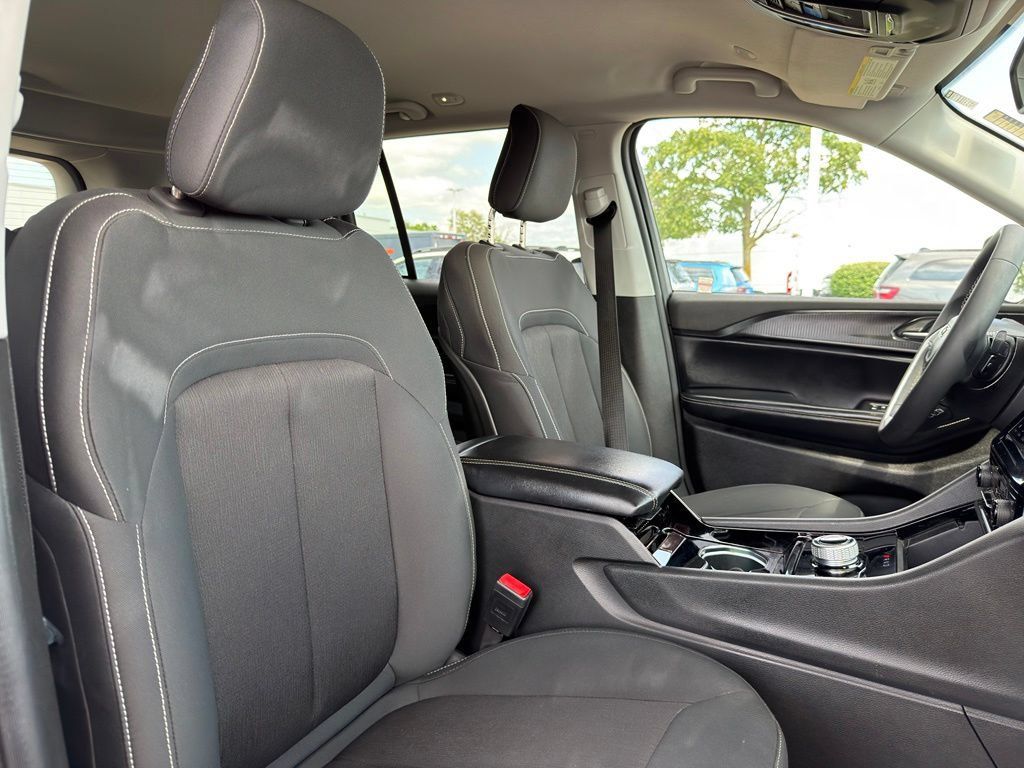 Used 2023 Jeep Grand Cherokee Laredo AWD/4WD image 32