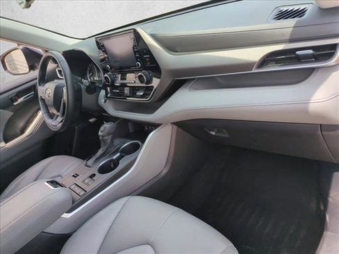 Used 2022 Toyota Highlander XLE FWD image 23