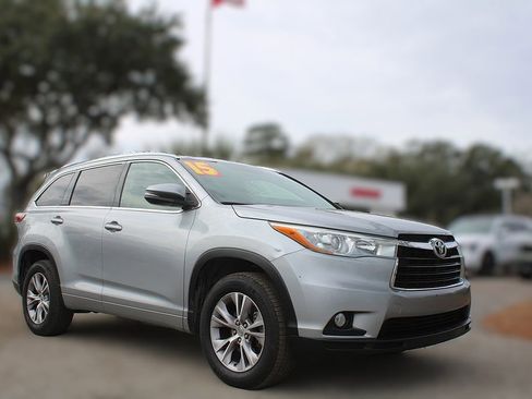 Used 2015 Toyota Highlander XLE image 2