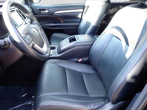 Used 2018 Toyota Highlander XLE AWD/4WD image 14