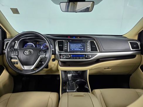 Used 2018 Toyota Highlander XLE image 27
