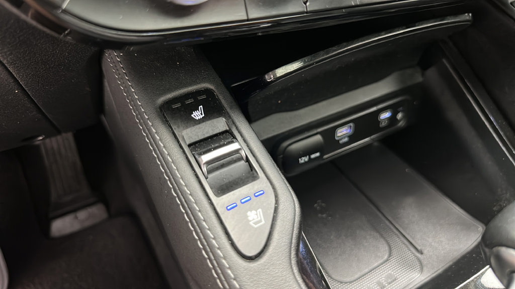 Used 2024 Kia Telluride EX w/ EX Captain's Chair Package AWD/4WD image 24