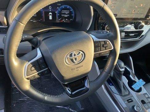 Used 2023 Toyota Highlander Limited image 14