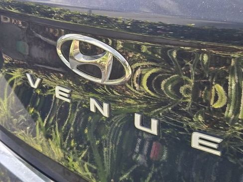 Used 2024 Hyundai Venue Limited FWD image 9