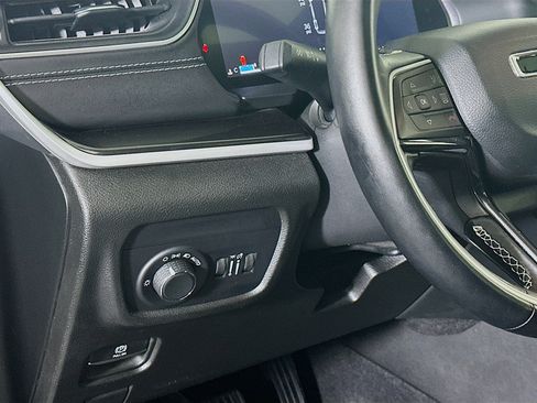 Used 2022 Jeep Grand Cherokee L Laredo image 17