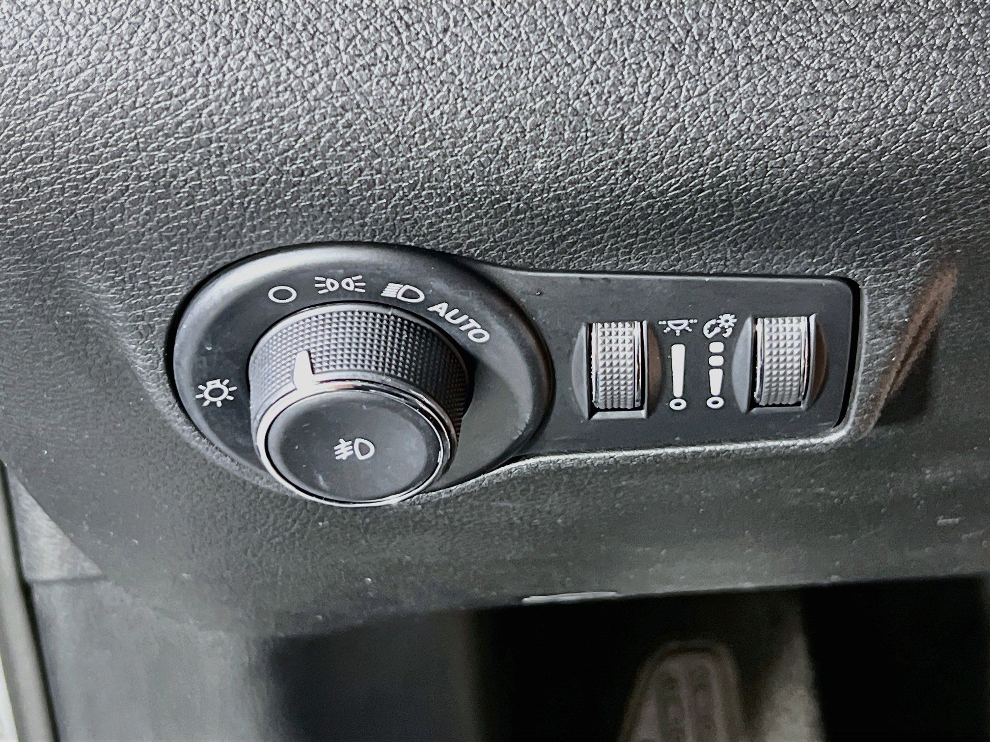 Used 2024 Jeep Compass Latitude w/ Sun and Sound Group AWD/4WD image 10