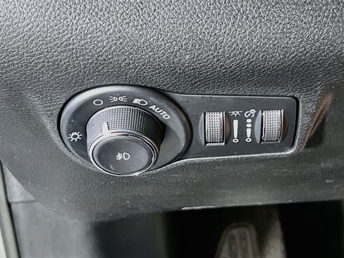 Used 2024 Jeep Compass Latitude w/ Sun and Sound Group AWD/4WD image 10