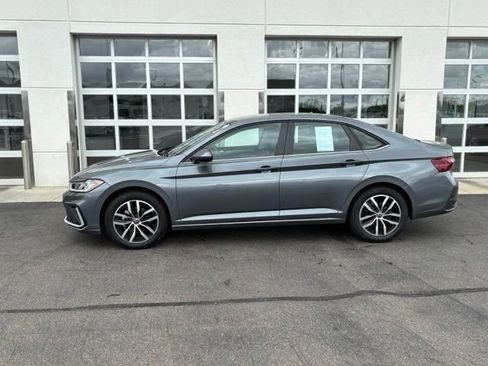 Used 2025 Volkswagen Jetta SE FWD image 3