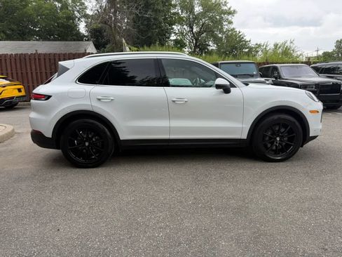 Used 2024 Porsche Cayenne AWD/4WD image 5