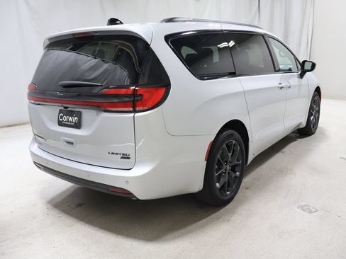 New 2026 Chrysler Pacifica Limited w/ S Appearance Package AWD/4WD image 4