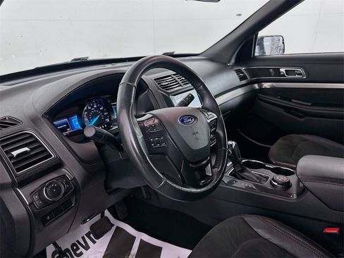Used 2018 Ford Explorer XLT w/ Equipment Group 202A image 9