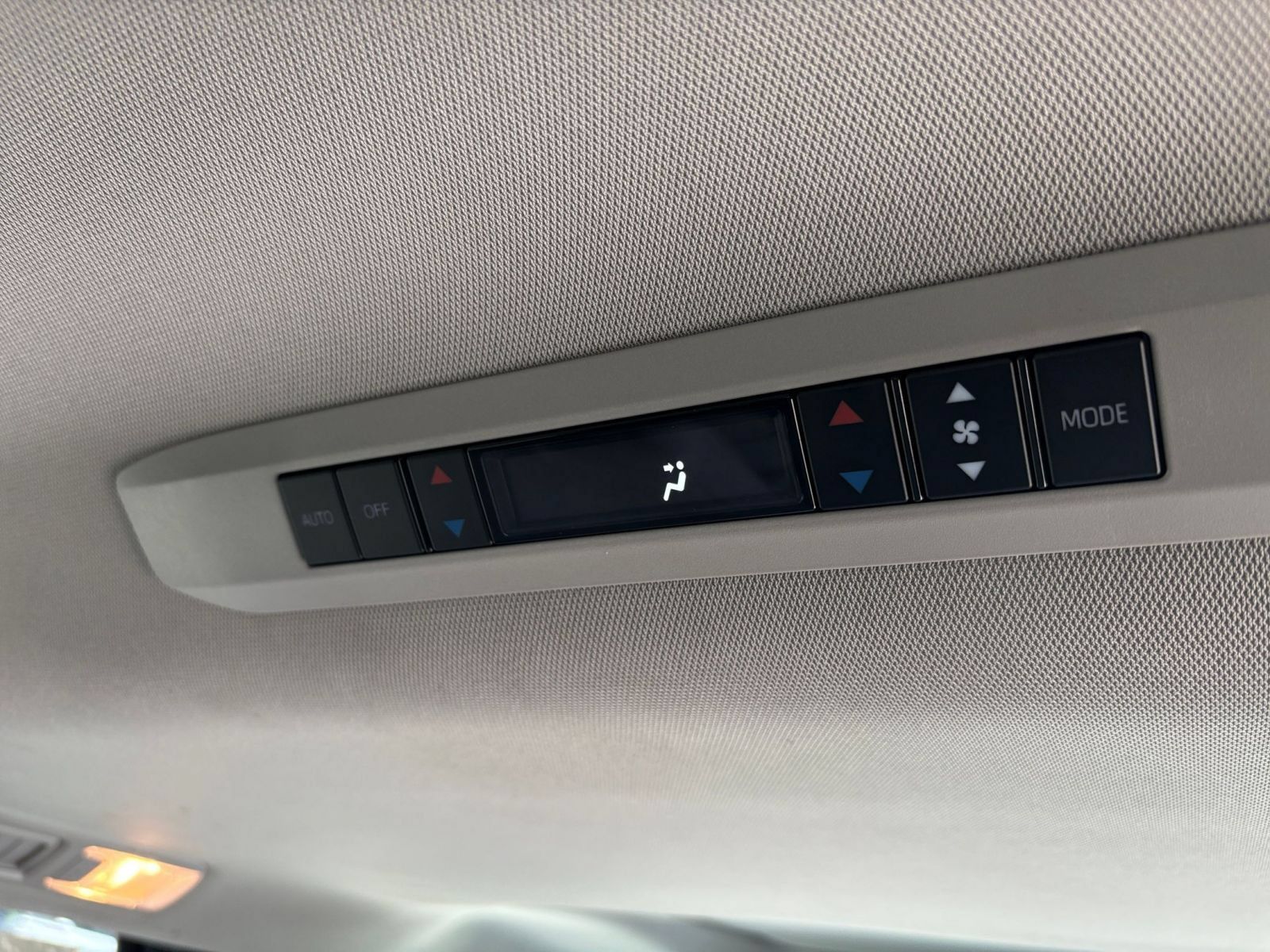 Used 2025 Toyota Sienna XLE FWD image 24